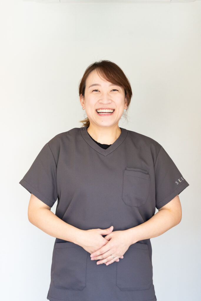 院内で撮影した歯科医師のポートレート