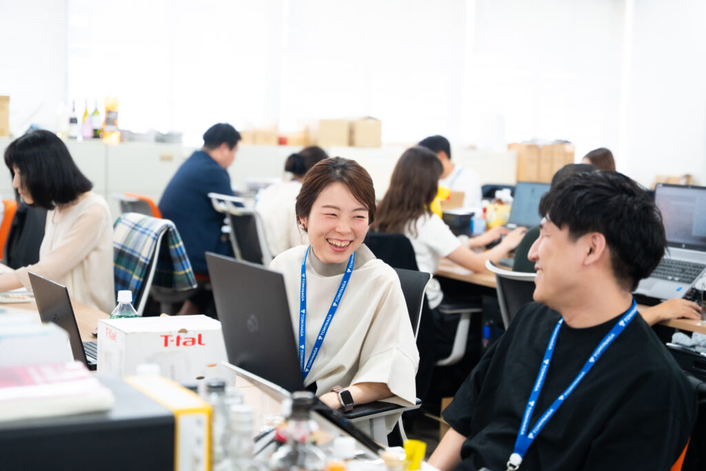 オフィスで業務を行う富永貿易株式会社の社員