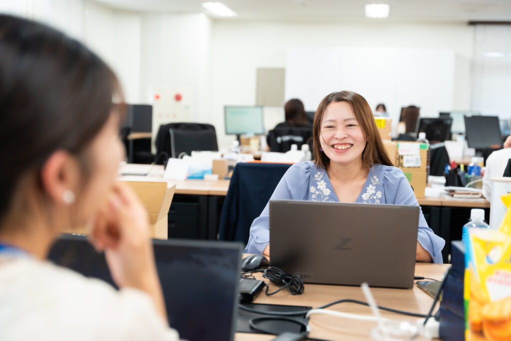 オフィスで業務を行う富永貿易株式会社の社員