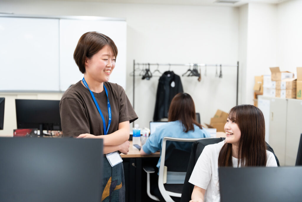 オフィスで業務を行う富永貿易株式会社の社員